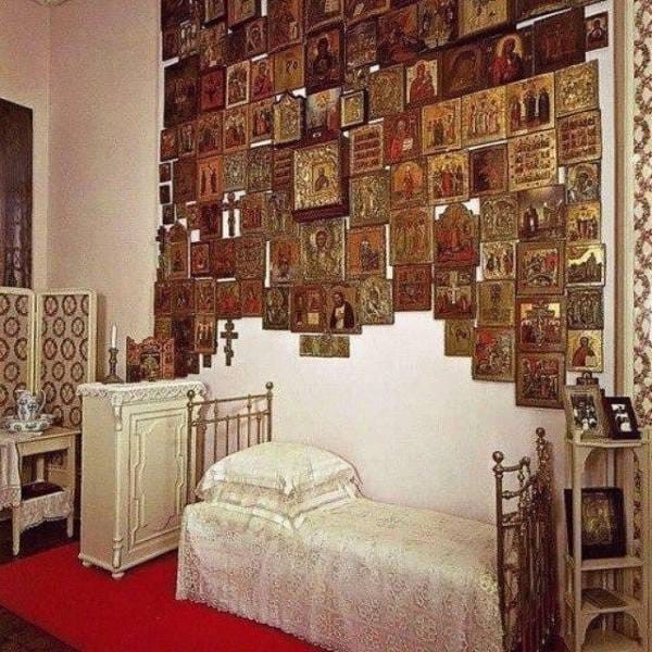 Создать мем: александровский дворец, иконы над кроватью, иконы в интерьере