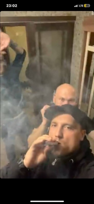 Создать мем: фотографии мужчин, егор крид курит электронные сигареты, мужик