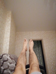 Создать мем: волосатые женские ноги, мужские ноги, волосатые ноги