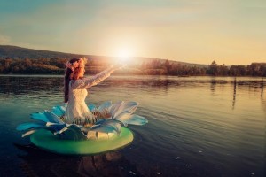 Создать мем: девушка вода солнце, девушка в длинном платье в воде, венок русалки