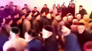 Создать мем: чеченцы бегают по кругу, мусульмане танцуют в кругу, зикр танец