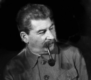 Создать мем: сталин с трубкой, сталин с сигарой, сталин иосиф виссарионович курит