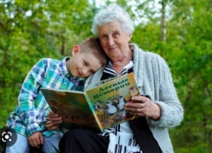Создать мем: бабушка и дедушка, бабушка, международный день пожилых людей