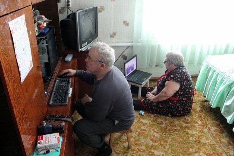 Создать мем: бабушка зависает в интернете, очень черный юмор, бабуля с компьютером