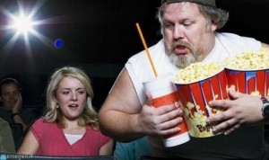 Создать мем: телезритель с попкорном, мужик с попкорном комментарии уже начались, попкорн мем