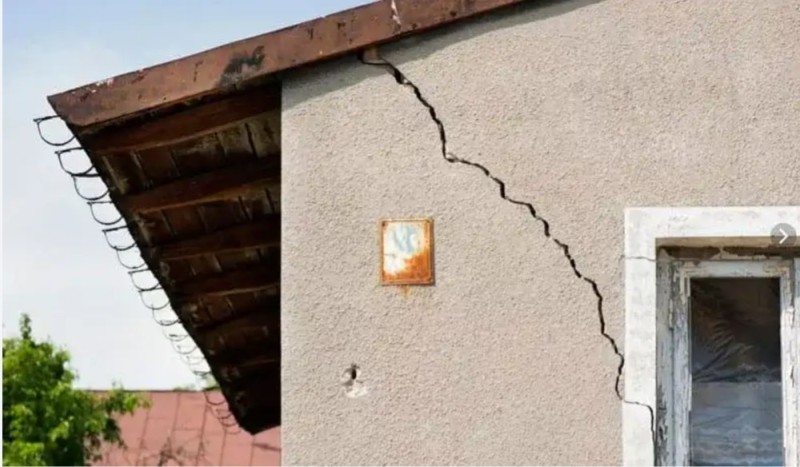 Create meme: a crack in the building, crack in the house, a crack in the wall