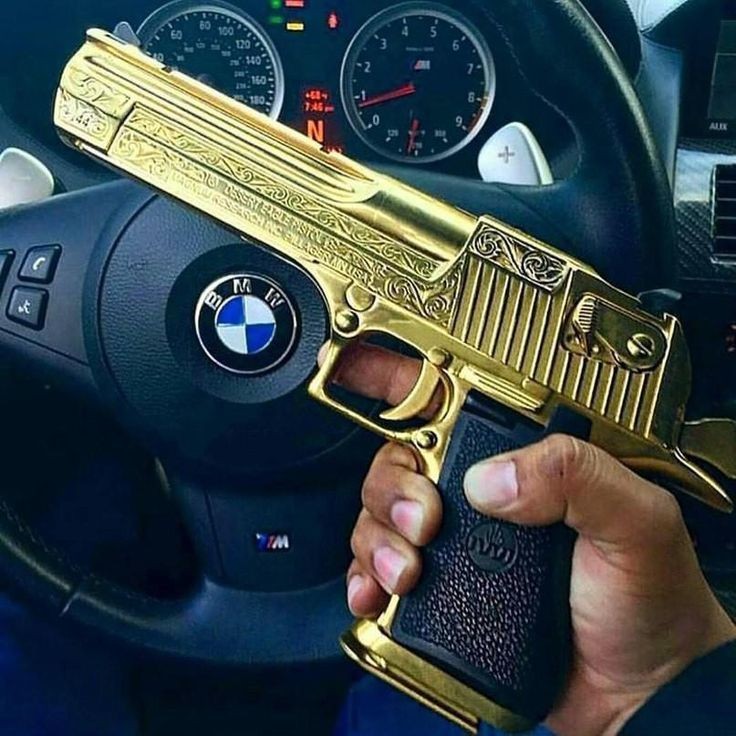 Создать мем: золотой пистолет, золотой пистолет эль чапо, крутые статусы