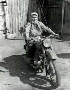 Создать мем: мотоцикл в деревне, мотоцикл ретро, старушка на мотоцикле