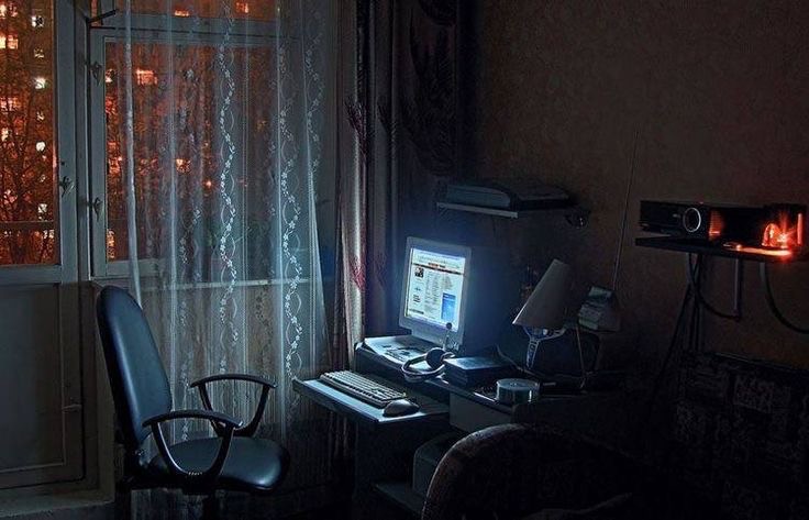 Создать мем: комната с компьютером, комната ночью, полумрак в комнате