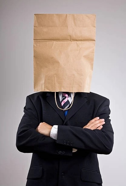 Создать мем: с пакетом на голове, мужчина с бумажным пакетом, бумажный пакет на голове