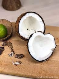 Создать мем: кокосовый орех, кокос на дереве, кокосовая пальма