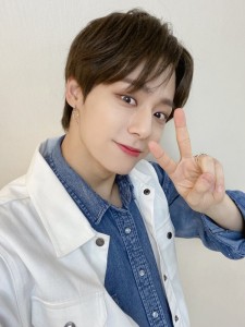 Создать мем: Мужчина, mark lee, oneus hwanwoong