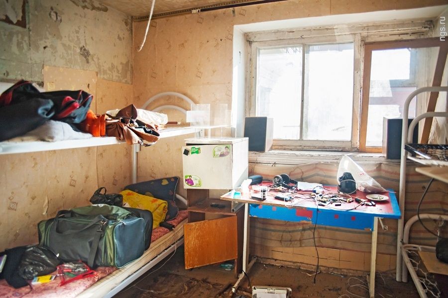 Люди живущие в общежитии. Плохая комната в общежитии. Общежитие убогое. Общага в ужасном состоянии.