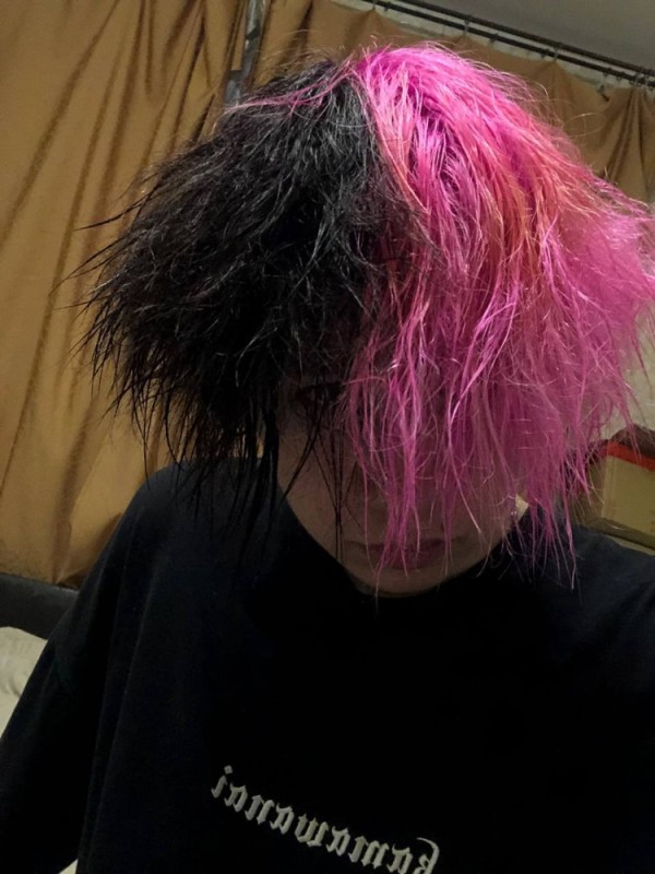 Создать мем: лил пип с розовыми волосами, малиновые волосы, с розовыми волосами