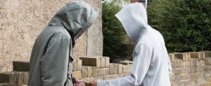 Создать мем: drug dealer, человек продает наркотики, уличный торговец наркотиками