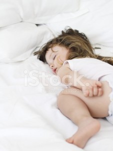 Создать мем: милая девочка спит, спящие маленькие девочки, спящая девочка