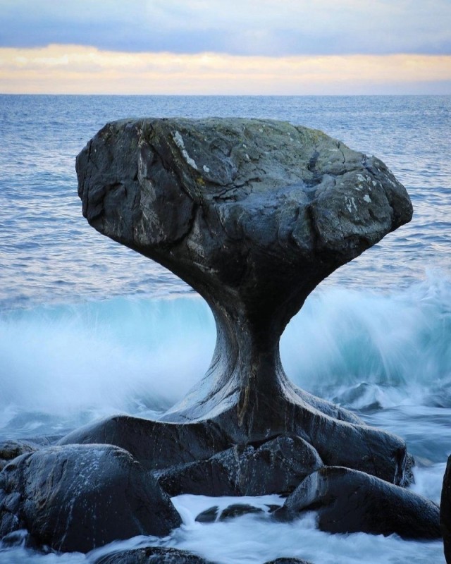 Создать мем: необычные камни, камень–гриб kannesteinen — природная достопримечательность норвегии, камни скалы