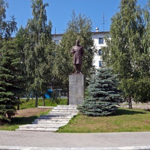 Create meme: monument to Lenin in Tchaikovsky, monument to Lenin in yalutorovsk, monument to Tchaikovsky