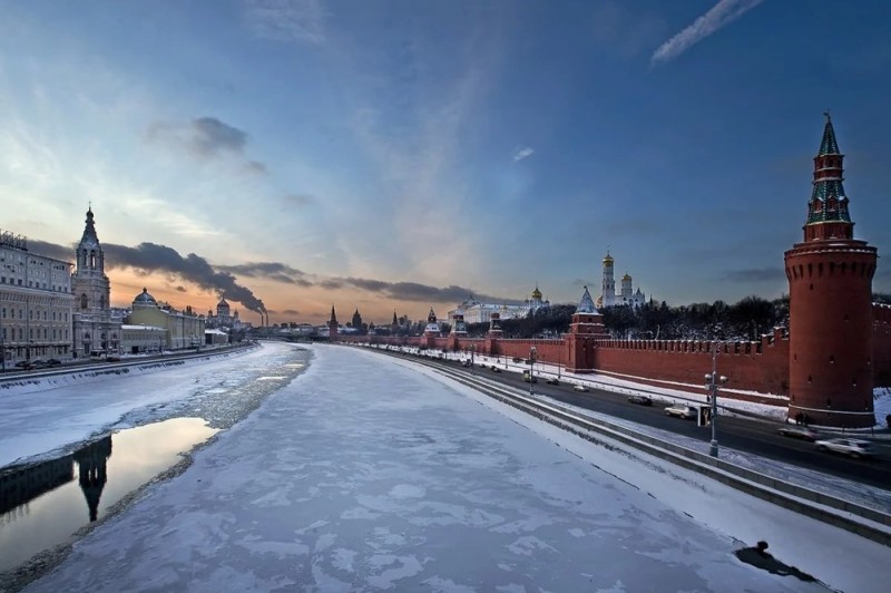 Create meme: Moscow kremlin in winter, moscow winter kremlin and the river, the kremlin in winter