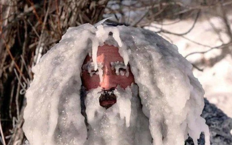 Создать мем: человек в снегу смешные, замёрзшие, сосулька на носу