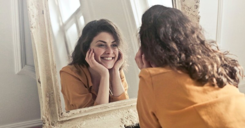 Создать мем: женщина, девушка смотрится в зеркало, отражение девушки в зеркале