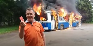 Создать мем: троллейбус горит да и, горящий троллейбус, троллейбус горит мем