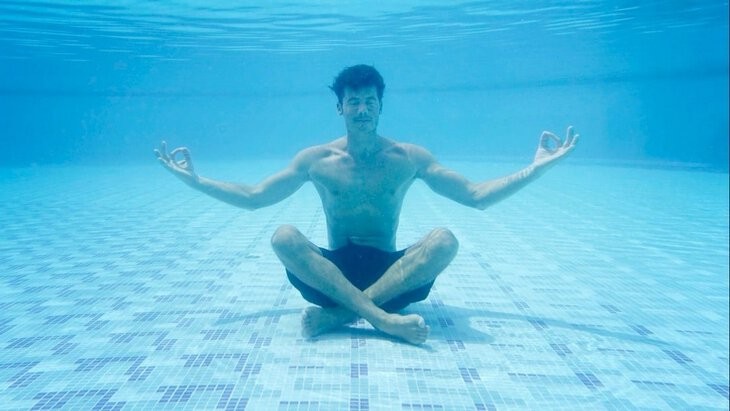 Создать мем: под водой в бассейне, задержать дыхание, мировой рекорд по задержке дыхания