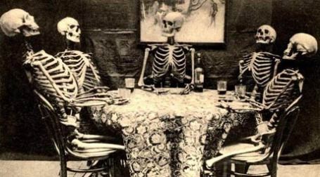 Создать мем: друзья которые ждут моей свадьбы, мои друзья которые ждут моей свадьбы скелеты, скелет за столом