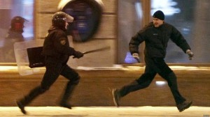 Создать мем: убегает от полиции мем оригинал, человек убегает от полиции, мем убегая от полиции