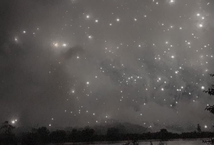 Создать мем: звездопад в августе, размытое изображение, ночное небо