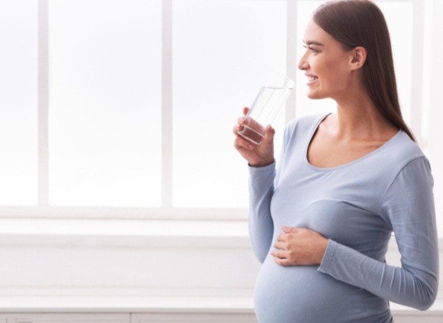 Создать мем: беременные женщины, беременная со стаканом воды, во время беременности