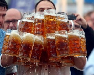 Создать мем: много пива, пиво в россии, пивной фестиваль