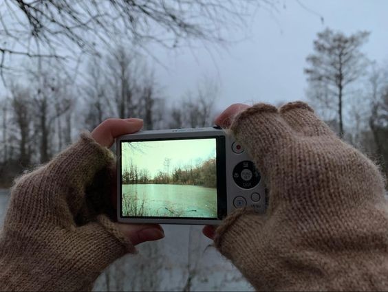 Создать мем: темнота, в зимнем лесу, сел смартфон на морозе