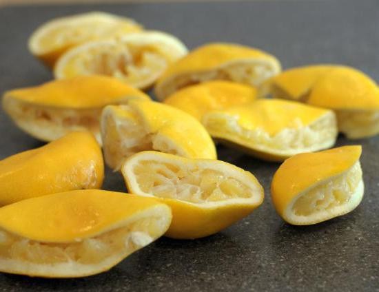Создать мем: лимонная цедра, выжатый фрукт, выжимает лимон