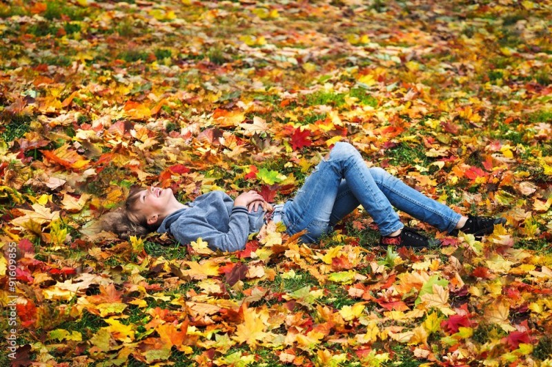 Создать мем: девушка в осенней листве, девушка с листьями, девушка осень
