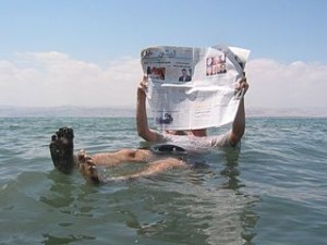 Создать мем: красное море, мёртвое море иордания, мертвое море человек с газетой