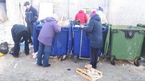 Создать мем: пенсионеры роются в мусорках, пенсионеры мусорные баки, мусорный контейнер