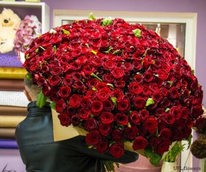 Создать мем: шикарный букет миллион роз, ред наоми 101 роза, большие букеты роз