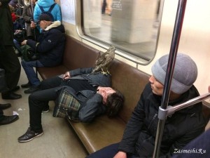 Создать мем: московский метрополитен, в вагоне метро, алкаши в метро