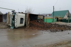 Создать мем: дтп, грузовик с песком перевернулся, жесткое дтп