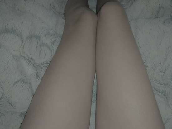 Тонкие бледные ножки. Женские ноги с бледной кожей. Ножки девушки бледного цвета кожи. Фото Бледных ног девушек. Холодные бледные ноги