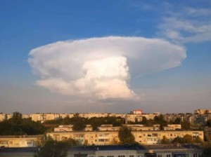 Create meme: clouds in Abakan, Nikolaev scared cloud like "atomic mushroom" (photo), mushroom cloud photos sky