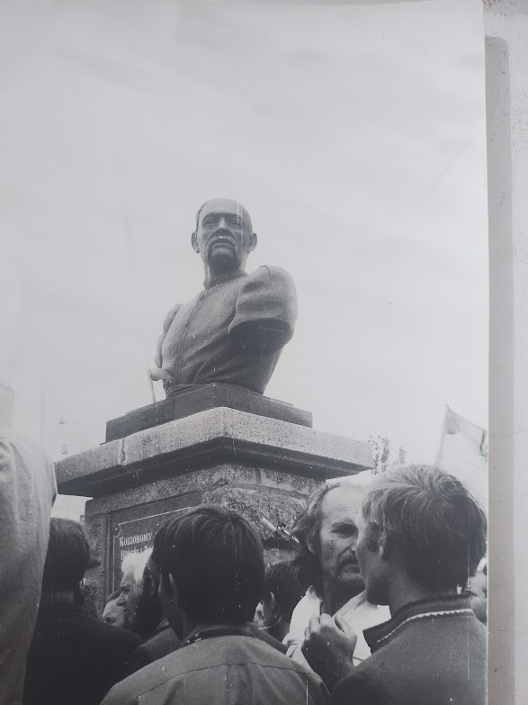 Create meme: monument to Nikolai Nikolaevich, monument to Nicholas, monument to Lenin in yelabuga