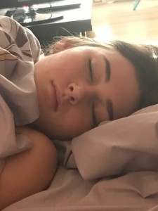 Создать мем: девушка, девушка кровать, спящая девушка домашнее ото