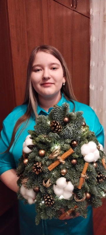 Create meme: Christmas wreath, girl , New Year's Eve