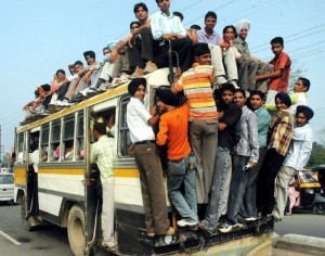 Создать мем: индусы на крыше автобуса, переполненный автобус индия, индийский автобус