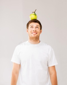 Создать мем: парень с яблоком на голове, человек с яблоком на голове, человек яблоко