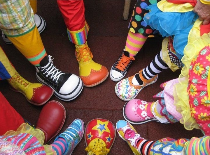 Создать мем: смешные клоунские ботинки, сапоги клоуна, ботинки клоуна