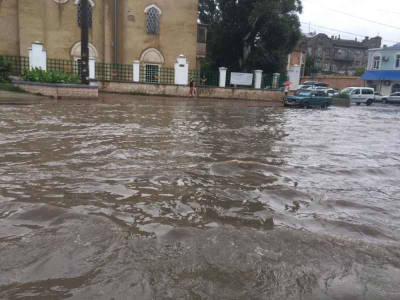 Создать мем: потоп, симферопольская улица затопило евпатория, ливень