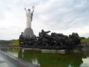 Создать мем: город герой киев форсирование днепра - монумент, город герой киев мемориальный комплекс, монумент в киеве